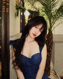 Meet Que Linh: The Stunning Gen Z Teacher Captivating Netizens with Her Beauty and Style - image 2