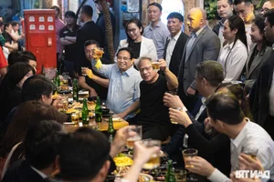 Tech Meets Tradition: Prime Minister Pham Minh Chinh and Nvidia CEO Enjoy Hanoi Street Food - image 10