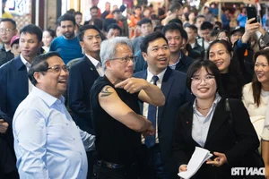Tech Meets Tradition: Prime Minister Pham Minh Chinh and Nvidia CEO Enjoy Hanoi Street Food - image 12