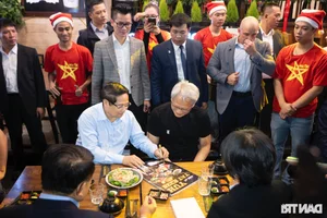 Tech Meets Tradition: Prime Minister Pham Minh Chinh and Nvidia CEO Enjoy Hanoi Street Food - image 3