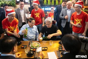 Tech Meets Tradition: Prime Minister Pham Minh Chinh and Nvidia CEO Enjoy Hanoi Street Food - image 7