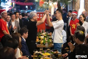 Tech Meets Tradition: Prime Minister Pham Minh Chinh and Nvidia CEO Enjoy Hanoi Street Food - image 0