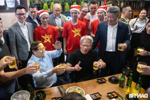 Tech Meets Tradition: Prime Minister Pham Minh Chinh and Nvidia CEO Enjoy Hanoi Street Food - image 8