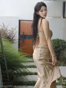 Li Shuang Er's Captivating Poolside Beauty: XiuRen No10618 Collection - image 8