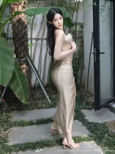 Li Shuang Er's Captivating Poolside Beauty: XiuRen No10618 Collection - image 24
