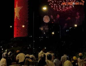 A Stunning Visual Tribute: Fireworks Light Up the Sky for the Grand April 30th Celebration - image 2