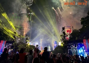 A Stunning Visual Tribute: Fireworks Light Up the Sky for the Grand April 30th Celebration - image 1