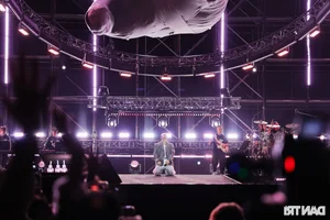 Singer Vu Delivers Emotional Performance for 14,000 Fans in Hanoi - image 1