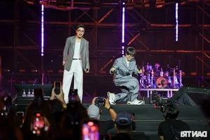 Singer Vu Delivers Emotional Performance for 14,000 Fans in Hanoi - image 3