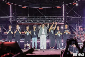 Singer Vu Delivers Emotional Performance for 14,000 Fans in Hanoi - image 2