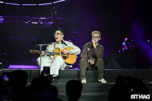 Singer Vu Delivers Emotional Performance for 14,000 Fans in Hanoi - image 4