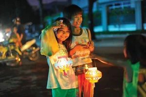 Hilarious DIY Mid-Autumn Lanterns: When Homemade Creativity Goes Viral - image 0