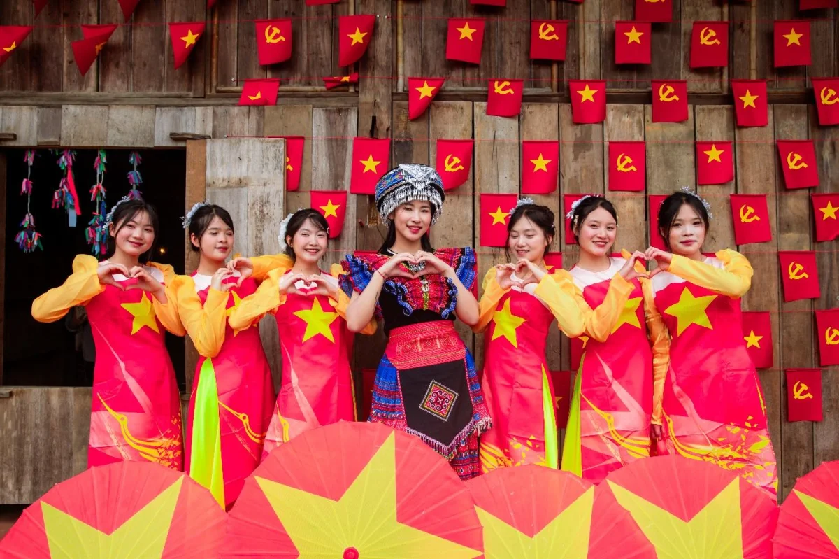 A Sacred Moment: Thousands Attend Fansipan Flag-Raising Ceremony for April 30th