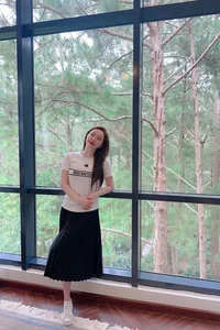 Dam Thu Trang Stuns with Incredible Postpartum Figure Just Three Months After Giving Birth - image 8