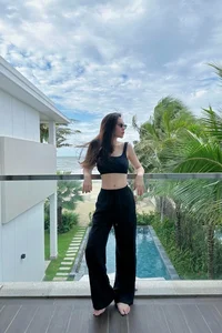 Dam Thu Trang Stuns with Incredible Postpartum Figure Just Three Months After Giving Birth - image 6