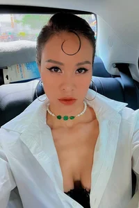 Dam Thu Trang Stuns with Incredible Postpartum Figure Just Three Months After Giving Birth - image 11