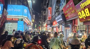 Hanoi's Last-Minute Tet Shopping Rush Leads to Midnight Traffic Jams - image 1