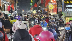 Hanoi's Last-Minute Tet Shopping Rush Leads to Midnight Traffic Jams - image 4