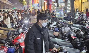 Hanoi's Last-Minute Tet Shopping Rush Leads to Midnight Traffic Jams - image 3
