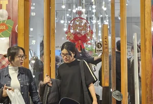 Hanoi's Last-Minute Tet Shopping Rush Leads to Midnight Traffic Jams - image 8