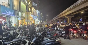 Hanoi's Last-Minute Tet Shopping Rush Leads to Midnight Traffic Jams - image 12
