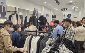 Hanoi's Last-Minute Tet Shopping Rush Leads to Midnight Traffic Jams - image 10