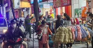 Hanoi's Last-Minute Tet Shopping Rush Leads to Midnight Traffic Jams - image 7