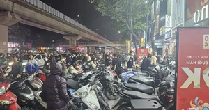 Hanoi's Last-Minute Tet Shopping Rush Leads to Midnight Traffic Jams - image 0