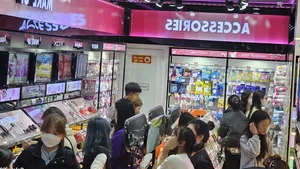 Hanoi's Last-Minute Tet Shopping Rush Leads to Midnight Traffic Jams - image 9