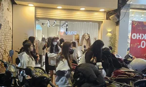 Hanoi's Last-Minute Tet Shopping Rush Leads to Midnight Traffic Jams - image 5