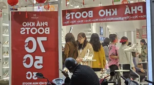 Hanoi's Last-Minute Tet Shopping Rush Leads to Midnight Traffic Jams - image 11