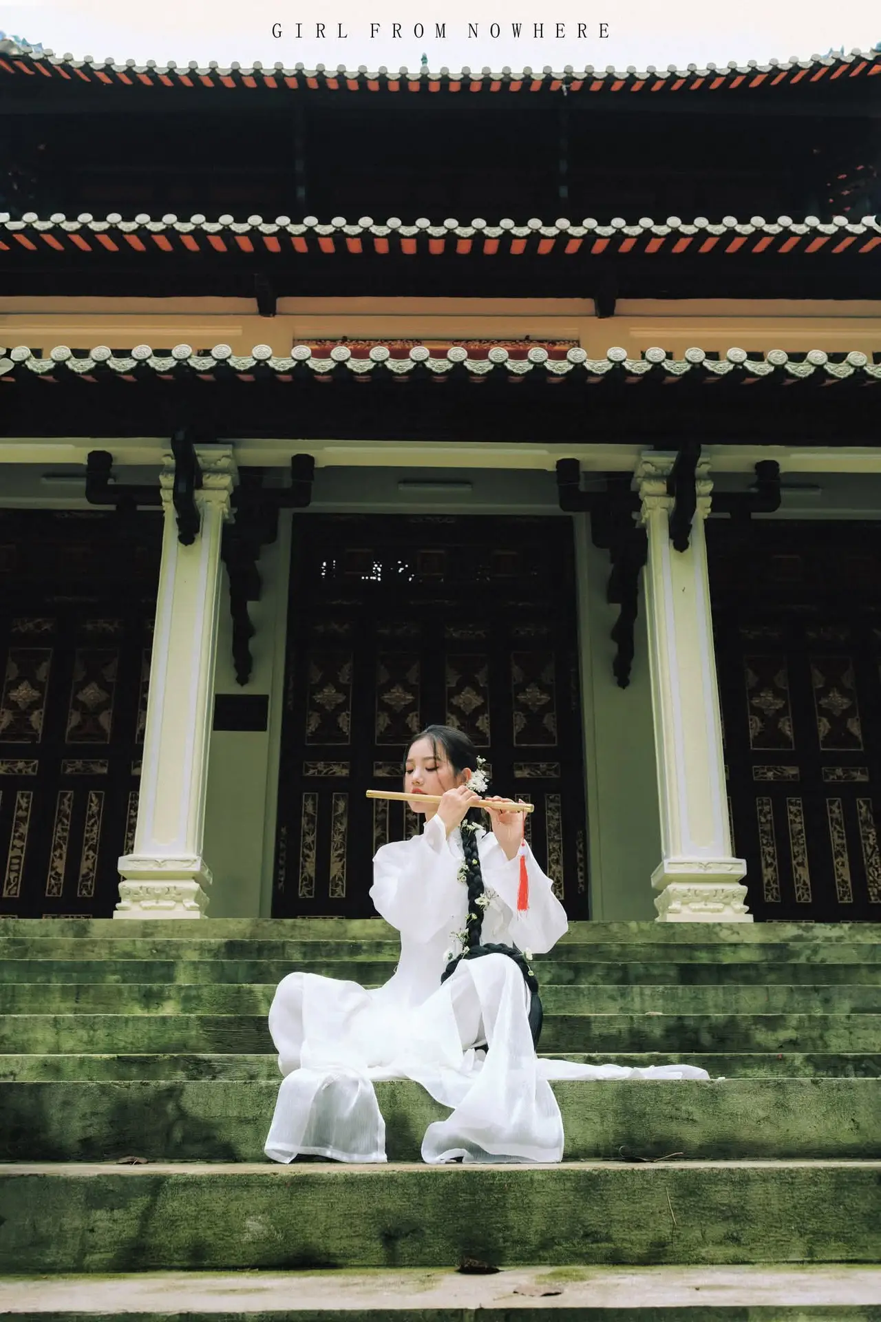 VGU No.186: Discover the Serene East Asian Beauty with White Flowers – A Captivating Traditional Charm
