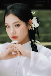 VGU No.186: Discover the Serene East Asian Beauty with White Flowers – A Captivating Traditional Charm - image 1