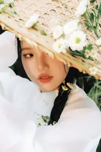 VGU No.186: Discover the Serene East Asian Beauty with White Flowers – A Captivating Traditional Charm - image 2