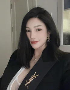 Chinese Fitness Icon Captivates Fans with Stunning Figure and High-Power Motorcycles - image 3
