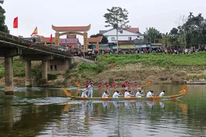 The Truth Behind the Ha Tinh Boat Racing Festival Fashion Controversy - image 6
