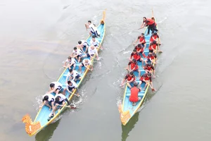 The Truth Behind the Ha Tinh Boat Racing Festival Fashion Controversy - image 5