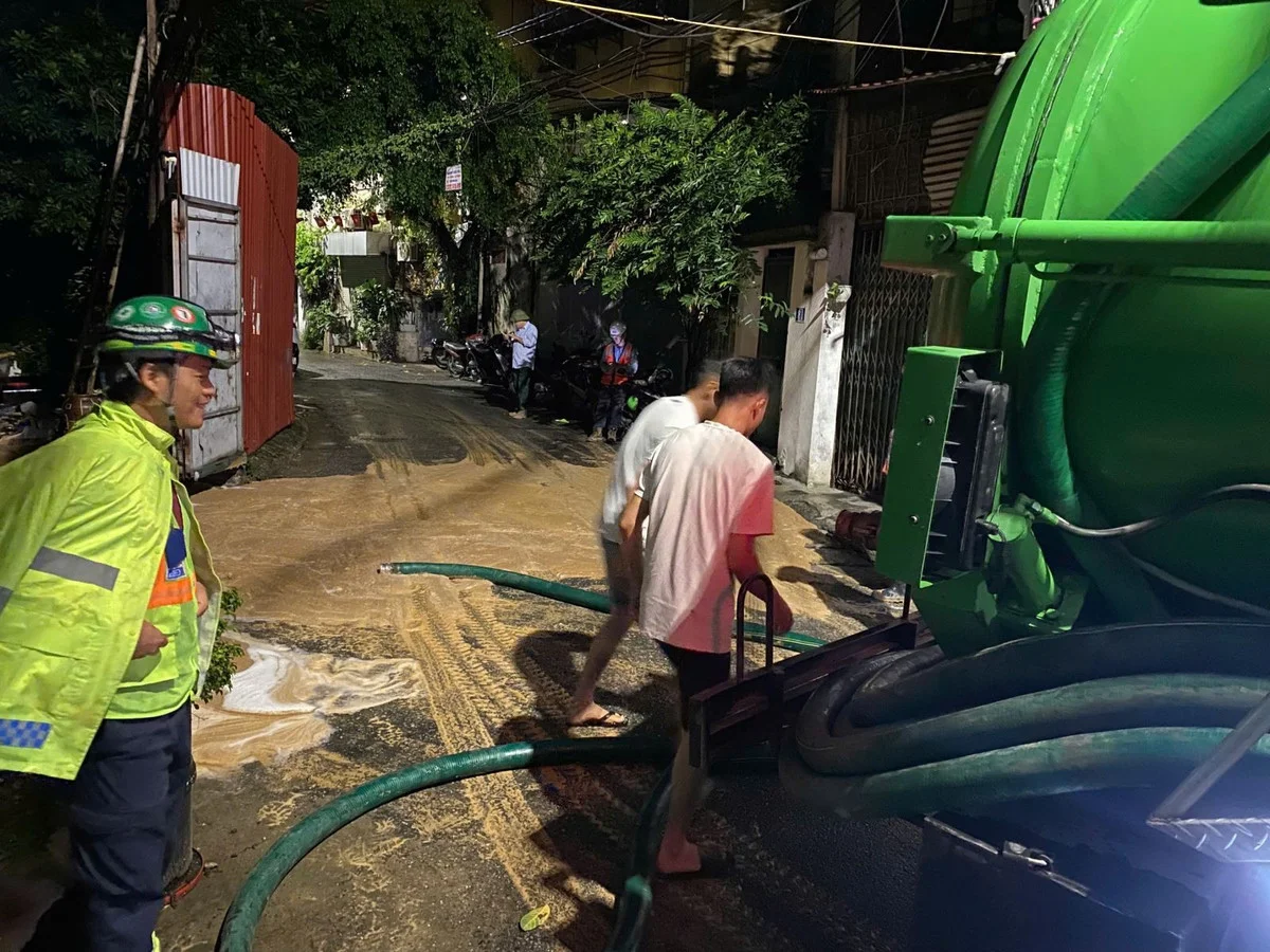 Emergency Incident: Close-up of the Nighttime Mud Eruption at Nui Truc