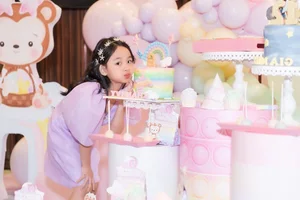 Stylish 7-Year-Old Daughter of Runner-Up Inherits Mother's Great Fashion Genes - image 10