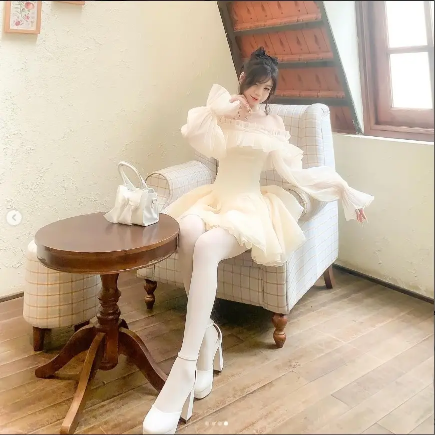 Female Bartender's Stunning Transformation: Irresistible Beauty and Alluring Style