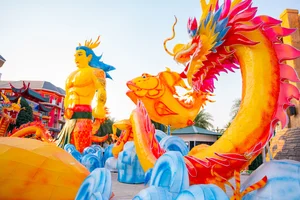 Exploring the Giant Lantern Festival at Vinhomes Ocean Park 2 - image 10
