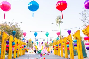 Exploring the Giant Lantern Festival at Vinhomes Ocean Park 2 - image 4