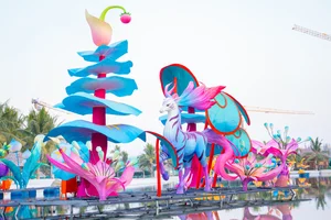 Exploring the Giant Lantern Festival at Vinhomes Ocean Park 2 - image 2