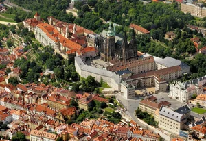 Discovering the World's Largest Ancient Castle: A Journey Through History and Architecture - image 2