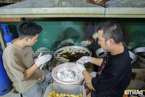 Hanoi's Famous Donut Shop: Earning 50 Million VND Daily Through Tradition - image 12