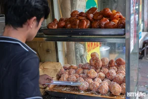 Hanoi's Famous Donut Shop: Earning 50 Million VND Daily Through Tradition - image 0