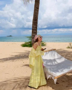 Ageless Elegance: How Yen Trang Redefines Travel Fashion and Youthful Style at 42 - image 6