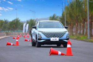 Safety Concerns: Chinese Car Model Bound for Vietnam Suffers Mechanical Failure in Malaysia - image 1