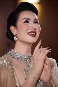 Vietnamese Showbiz Highlights: Ngoc Trinh Closes Restaurant and Chi Trung’s Playful Appeal - image 30