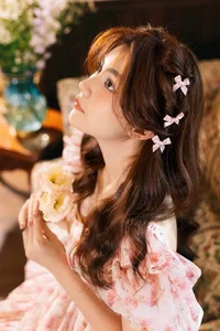 The Rising Star: Quyen Linh’s Daughter Impresses with Stunning Height and Western Beauty - image 2